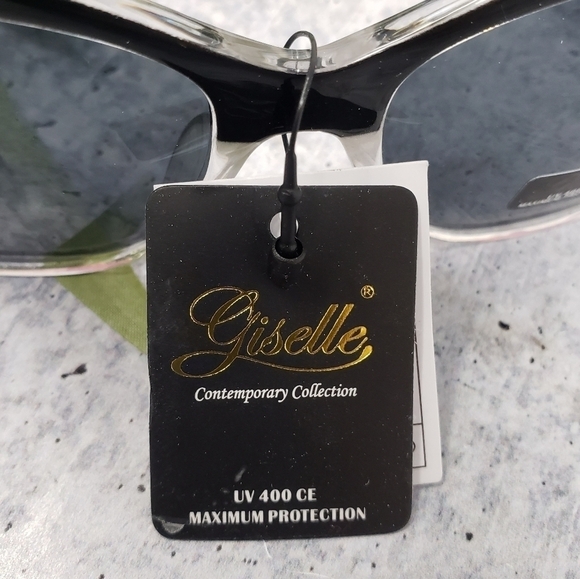 NWT Giselle | Black & Red Star Sunglasses - Picture 5 of 5